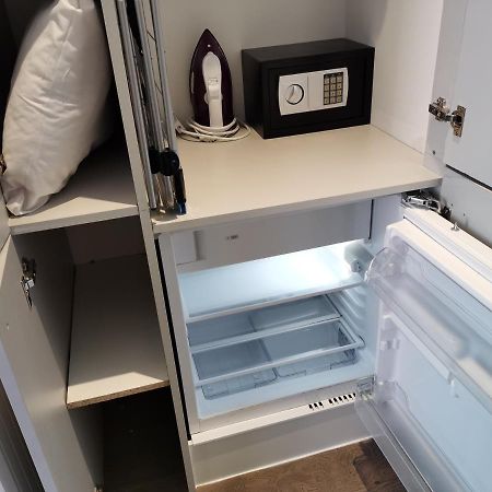 City Prime Apartments Londýn Exteriér fotografie A mini-refrigerator in a hotel room