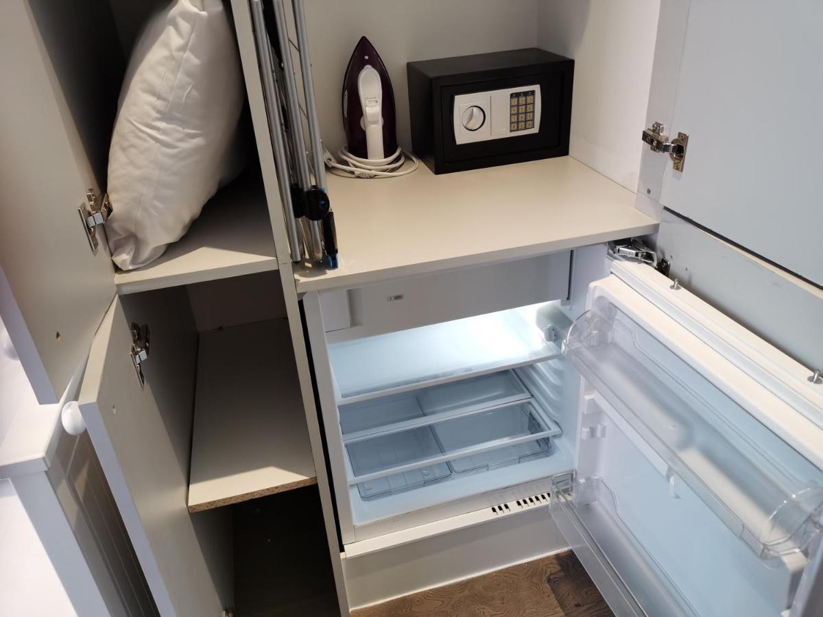City Prime Apartments Londýn Exteriér fotografie A mini-refrigerator in a hotel room