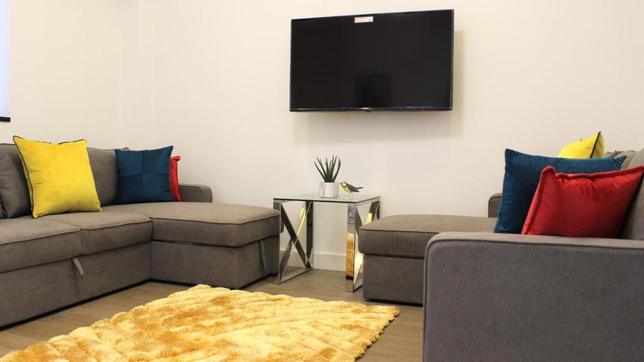 City Prime Apartments Londýn Exteriér fotografie A living room with a flat screen television