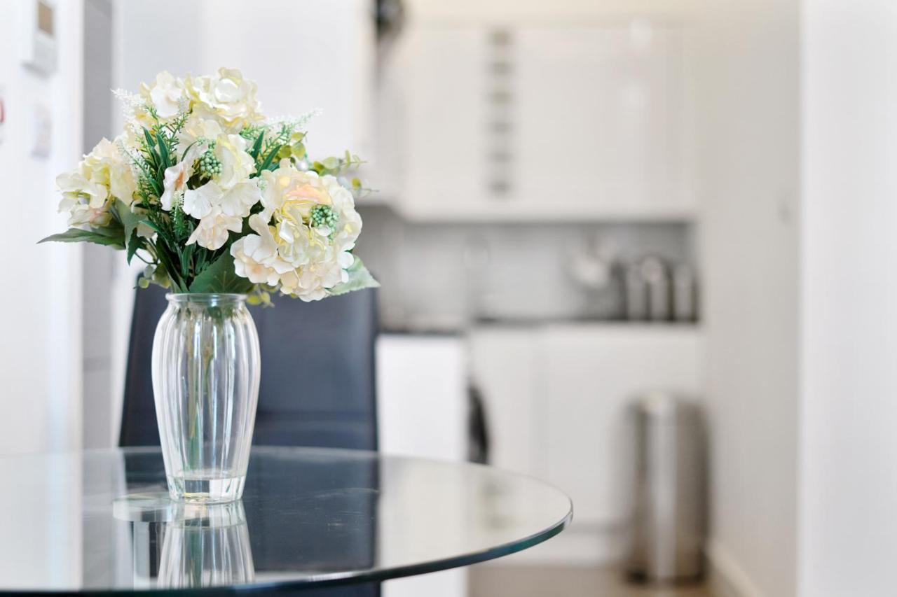 City Prime Apartments Londýn Exteriér fotografie A vase of flowers