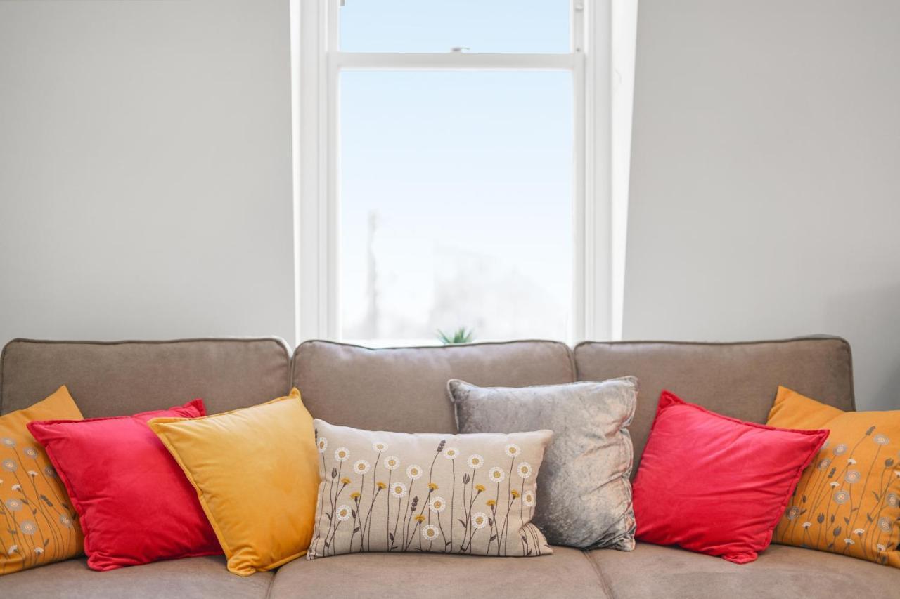 City Prime Apartments Londýn Exteriér fotografie Cushions on a sofa
