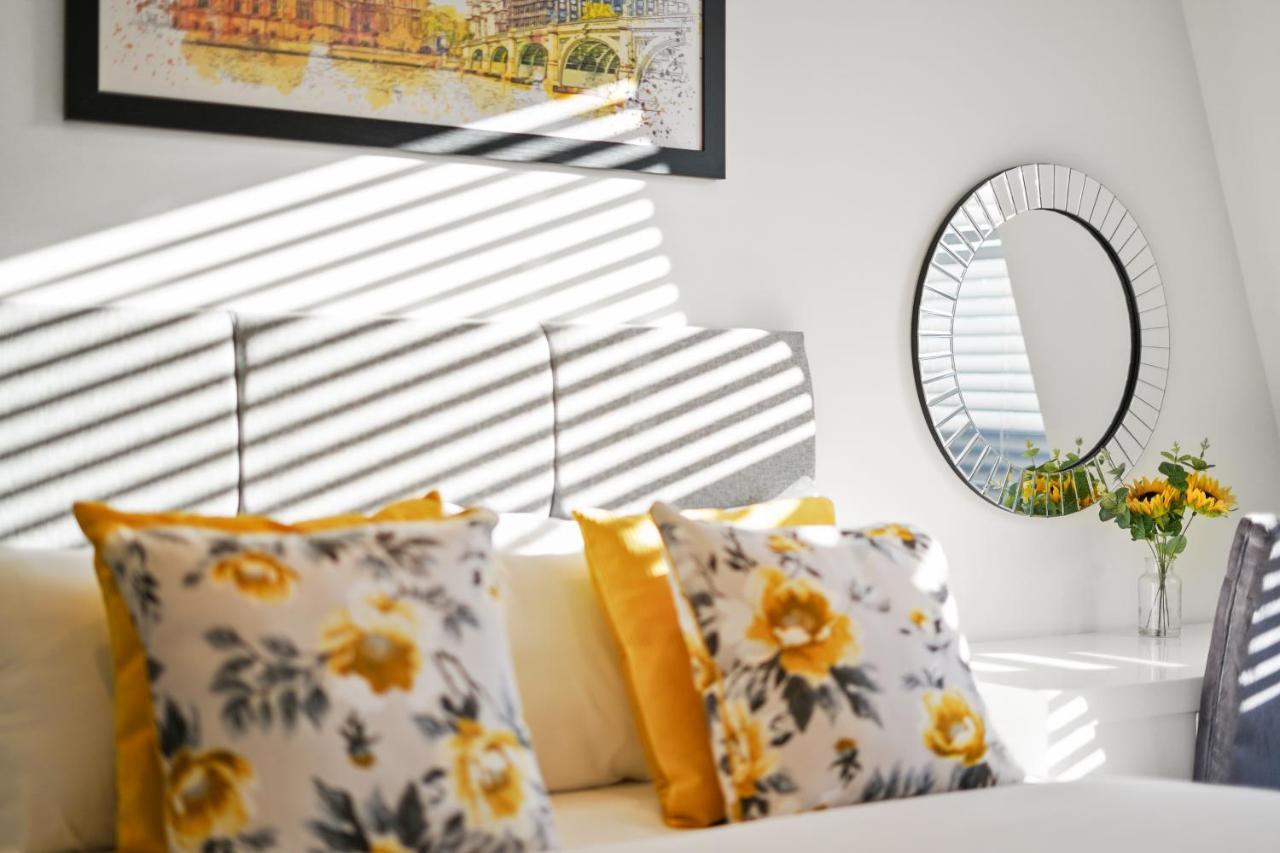City Prime Apartments Londýn Exteriér fotografie A living room with a sofa and a mirror